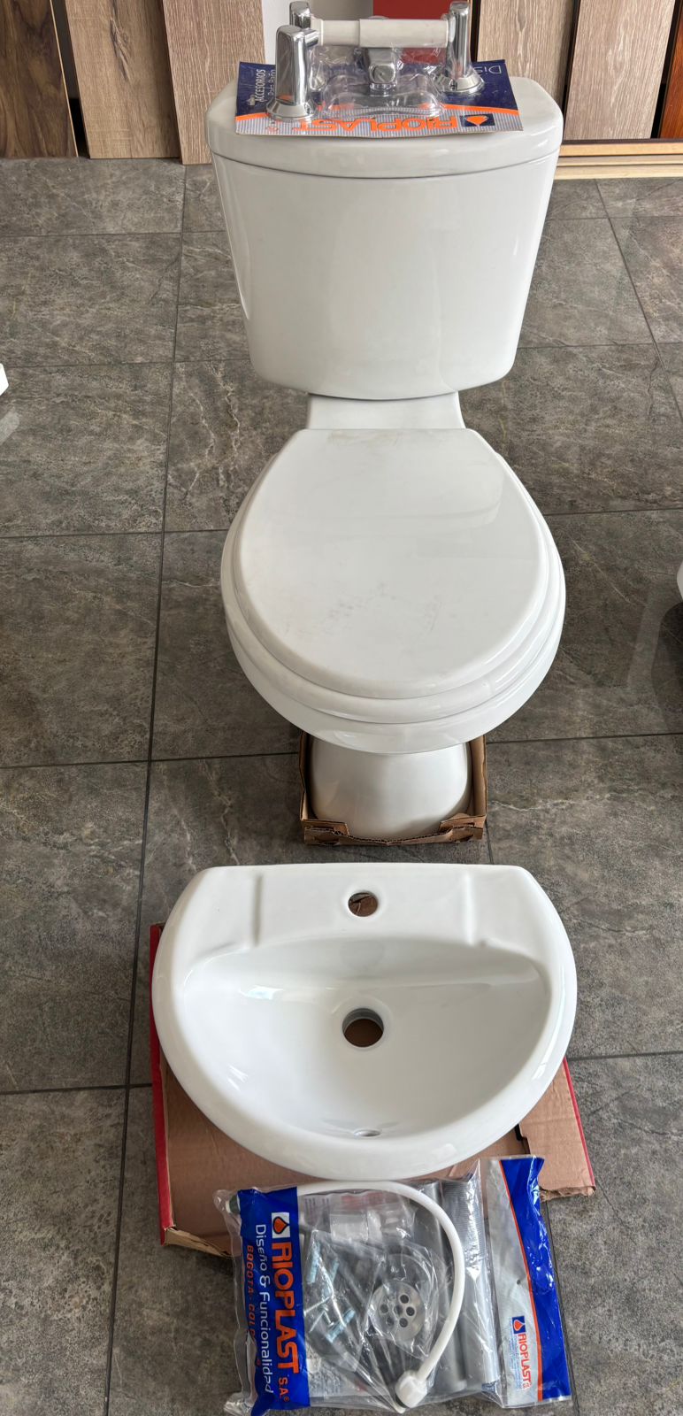 COMBO SANITARIO TREBOL (LLAVE, ACOPLE, SIFON, DEAGUE + ACCESORIOS) 